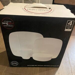 RARE sengWare White Dinnerware Set